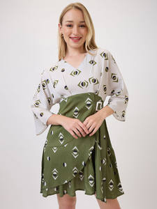 Robe évasée à imprimé géométrique vert, col en V, manches trois-quarts évasées, longueur midi, taille naturelle, en tissu mousseline écologique - Product Image 5