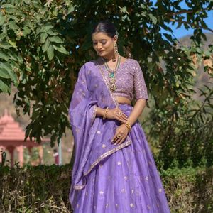 Vestido de fiesta para mujer con lentejuelas bordadas en morado y dorado, estilo Lehenga con bordado de hilo, traje de boda indio de Royal Export. - Product Image 3