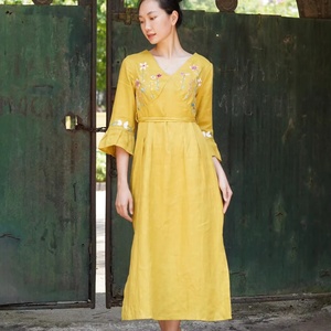 Vestido de Lino Hecho a Mano con Bordado Floral, Elegante Escote en V y Mangas Tres Cuartos con Volantes, Vestido Largo Transpirable de Primera Calidad - Product Image 1