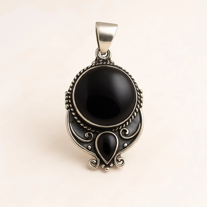 Collar Minimalista con Colgante de Ónix Negro en Plata de Ley Oxidada, Hecho a Mano con Piedra Preciosa de Ónix Negro Natural, Estilo Vintage Artesanal - Product Image 5