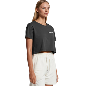 เสื้อยืดคอกลมแขนสั้นทรงครอปสำหรับผู้หญิง ทรงบ็อกซี่ สวมใส่สบาย พิมพ์ลายหน้าอกเล็ก รับผลิตตามแบบ OEM เสื้อแฟชั่นลำลอง ขายส่ง - Product Image 2