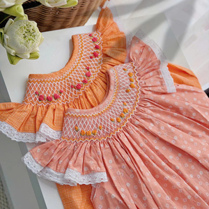 Robe pour bébé fille unique, faite à la main, en coton fleuri avec smocks faits à la main, style doux, fabrication vietnamienne OEM, vêtements pour le premier anniversaire - Product Image 1