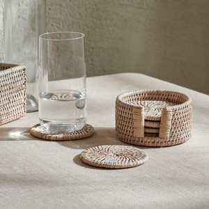 Posavasos de ratán trenzado duradero, perfecto para usar en áreas de comedor con alto tráfico de personas como cafeterías, bares y restaurantes, que ofrece una larga vida útil. - Product Image 1