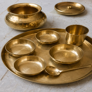 Juego de platos tradicionales de bronce Kansa con un recipiente para servir, tazones, vaso y cuchara, disponible a precios de mayorista. - Product Image 1