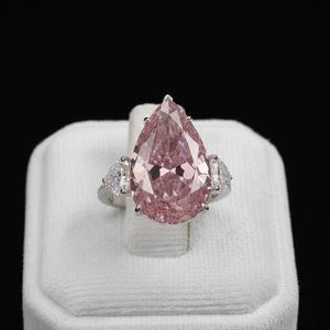 Extraordinaire bague en diamant rose en forme de poire, entourée de diamants blancs en forme de cœur, trois pierres, diamant cultivé en laboratoire, idéale pour offrir. - Product Image 3