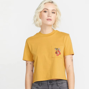 T-shirt court à col rond jaune moutarde pour femme avec poche brodée cerise, décontracté, printemps-été - Product Image 1