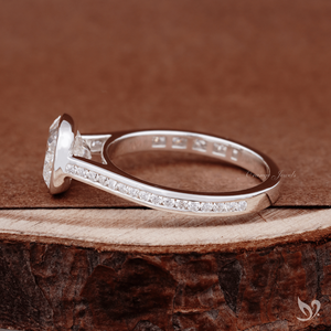Anillo de compromiso de lujo suave en oro blanco de 10k con diamante de laboratorio de corte cojín de 2 quilates engastado en bisel con banda de canal. - Product Image 2