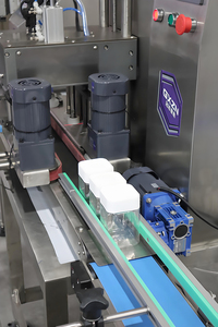 Máquina taponadora de bebidas carbonatadas de escritorio semiautomática de 1-4 boquillas para botellas de PET 1800-3000 BPH para bebidas de agua pura de soda - Product Image 4