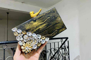 Bolso de Noche Ecológico para Boda, Modelo Clutch, Hermoso Bolso de Resina con Pedrería, Cadena de Seda, Perlas y Diamantes, por MULTI CRAFT - Product Image 6