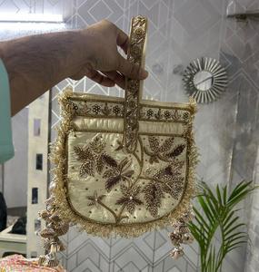 Elegante Bolso de Hombro de Diseño Multicolor para Mujer, Espacioso y Moderno - Product Image 1