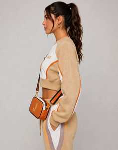 Conjunto Deportivo 2 en 1 Oneten Apparel para Mujer, Sudadera Corta con Bloques de Color Beige y Pantalones Deportivos, Ligero, de Poliéster/Algodón - Product Image 2