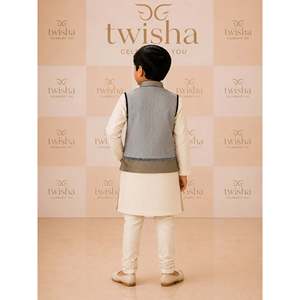 ชุดคุรตะปาจามาสำหรับเด็กผู้ชาย Twisha-Xpressions สีขาว-เทา แจ็คเก็ตปักลายแขนยาว กางเกงจ็อกเกอร์ผ้าโพลีเอสเตอร์สีพื้น สำหรับงานเทศกาลและงานปาร์ตี้ - Product Image 2