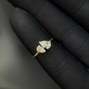 Anillo de Compromiso con Dos Diamantes Cultivados en Laboratorio, Corte Pera, Oro de 14K, Minimalista, Toi Et Moi, Joyería Fina - Product Image 5