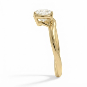 Anillo de compromiso de oro amarillo vermeil con diamante talla Asscher y moissanita moderna, regalo para el Día de San Valentín - Product Image 3