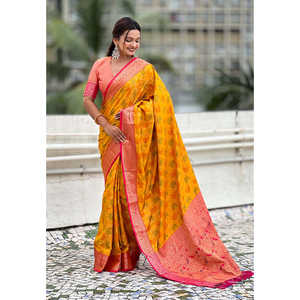 Sari Bandhani Patola tissé en soie de moutarde douce avec des tissages contrastés Zari, motif complexe pour un confort soyeux, tissages d'élite - Product Image 3