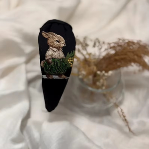 Diadema de Lujo Negra con Cabeza de Conejo Bordada, Diseño Animal Hecho a Mano, con Cuentas, Cómoda y Suave, para el Día de Pascua y Festividades - Product Image 1
