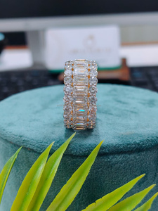Elegante anillo de diamantes de corte redondo y esmeralda en oro amarillo de 18 quilates, un diseño de corte dual atemporal con brillo brillante y lujo refinado. - Product Image 3