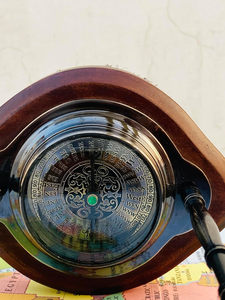 Reloj de Escritorio Cuadrado de Latón Estilo Art Deco con Base de Brújula, Movimiento de Cuarzo, Calendario con Cambio de Página, Silencioso, Sin Tictac, Números Romanos - Product Image 4