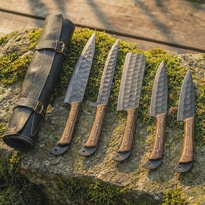 Ensemble de 5 couteaux de cuisine forgés à la main avec manches en bois et étui en cuir, lames en acier Damas, design à pointe tombante - Product Image 5