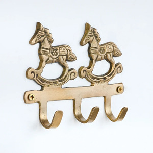 Gancho de Pared Decorativo de Metal con Forma de Caballo, Hecho a Mano en Latón Dorado, con 3 Ganchos, para Colgar Ropa - Product Image 1
