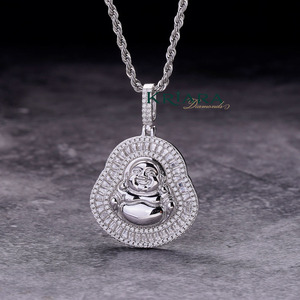 Colgante Amuleto de Buda de Plata 925 con Baño de Rodio y Moissanita Corte Baguette, Estilo Lujoso Hip Hop Unisex - Product Image 1