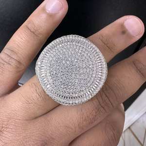 Anillo de Moissanita Grande para Mujer con Medallón y Borde de Baguette, Plata Maciza, Estilo Hip Hop, Bañado en Oro Blanco, Sin Níquel - Product Image 4