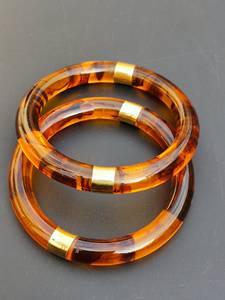 Brazalete Artesanal Moderno de Resina de Tortuga con Unión de Latón y Acrílico Ámbar Transparente, Apilable, Joyería Minimalista para Mujer - Product Image 1