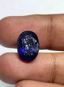 Iolite pierre de soleil taille ovale, naturelle, facettée, scintillante et chatoyante à l'intérieur. - Product Image 1