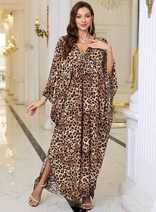 Robe longue kaftan imprimé léopard, col en V, manches chauve-souris, coupe ample, en mousseline, décontractée d'été, avec ourlet fendu - Product Image 2