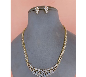 Ensemble collier et boucles d'oreilles en zircon plaqué or de qualité supérieure, élégant et classique, pour les mariages et les occasions festives, pour femmes - Product Image 1