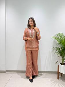 ESTA TEMPORADA DE FESTIVALES, PRUEBA NUESTRO CONJUNTO DE CAMISA Y PANTALÓN DE DISEÑO CON BORRACHERA DE TELA BORDADA A MANO - Product Image 2