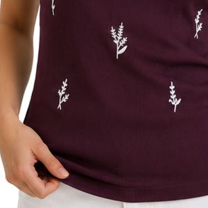 Camiseta sin mangas acanalada para mujer, color burdeos y blanco, bordada, informal, de verano, ajustada, de algodón elástico, personalizada, OEM. - Product Image 6