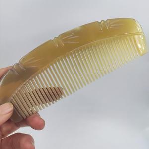 Peigne à cheveux en corne de vache écologique, fait main, forme naturelle, bords lisses, démêlant, pour des cheveux sains, cadeau d'affaires et décoration intérieure - Product Image 1