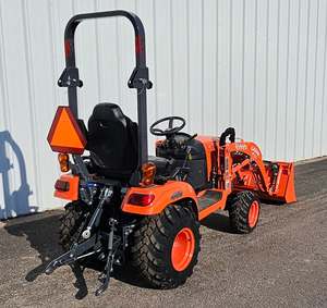 Tracteur Kubota BX2680 abordable pour l'agriculture, l'aménagement paysager et les travaux utilitaires, avec des performances fiables - Product Image 1
