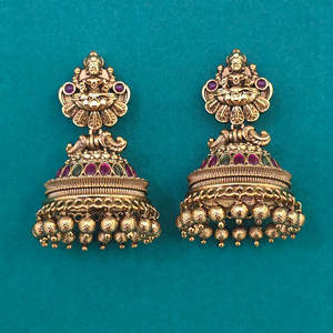 Grossistes de bijoux faits à la main Chine Kanhai Jewels Boucles d'oreilles pour femmes en forme de lune antique style temple, en cristal et strass, finition or mat - Product Image 1