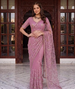 Sari indien traditionnel ethnique de créateur pour mariage, avec broderie en résille lourde et travail de sequins, pour femme, coupe tendance - Product Image 1
