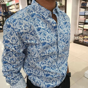 เสื้อเชิ้ตผ้าฝ้ายพิมพ์ลายบลูลีฟทรงสลิมฟิตสำหรับผู้ชาย พิมพ์ลายด้วยมือ งานฝีมือพื้นเมือง พรีเมียม แขนยาว ติดกระดุม - Product Image 3