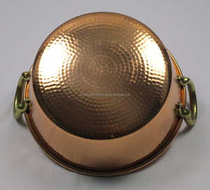 Bol de service en cuivre personnalisé au design martelé avec une forme unique, parfait pour la cuisine et les repas au restaurant - Product Image 5