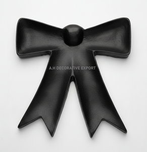 Plateau en métal noir mat moderne en forme de nœud - Plateau décoratif de luxe fait main au design minimaliste avec ruban pour la décoration intérieure contemporaine - Product Image 4
