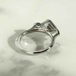 Bague à trois pierres en moissanite incolore taille Asscher 3 carats pour femme, en argent 925 original, pour un charme unique, cadeau de promesse pour mariée - Product Image 5