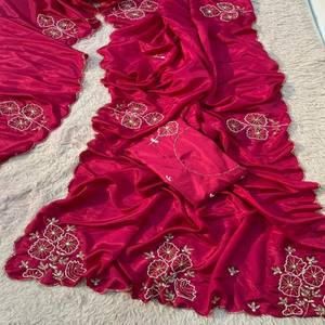 Sari en soie douce et brillante VASTRA COTTAGE, design de créateur, avec broderie Zarkan et travail de diamants, bordure ajourée, accompagné d'un chemisier élégant - Product Image 2