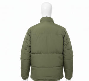 เสื้อแจ็คเก็ตพัฟเฟอร์ผู้ชายสีเขียวมะกอกพร้อมโลโก้แบบกำหนดเอง เสื้อโค้ทบุใยอุ่นสำหรับฤดูหนาว กันลม สีพื้น - Product Image 2