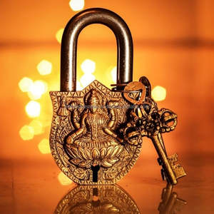 Laxmi Design Cerradura de latón funcional dorada con 2 llaves (acabado recubierto de oro) de Metal Overseas - Product Image 4