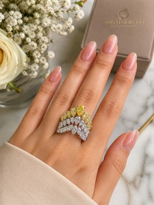 Magnifique bague de mariée en or blanc avec diamants jaunes canari et blancs, style diadème, sertie de pierres multiples taille poire, bague de déclaration raffinée - Product Image 1