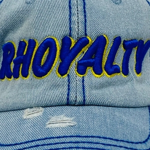 RHOYALTY SGRho หมวกยีนส์สีอ่อน หมวกเบสบอลปักลาย ปรับขนาดได้ สำหรับทุกเพศ หมวกสโมสรนักศึกษากรีก สวมใส่สบายๆ สไตล์สตรีทแวร์ แบบสั่งทำพิเศษ - Product Image 6