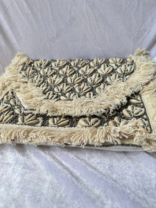 Pochette artisanale en coquillages de cauris perlés avec bordure à franges, sac à main textilé tribal bohème, accessoire de mode pour festival - Product Image 3