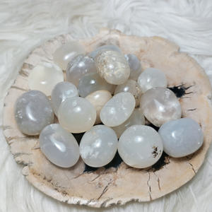 Venta al por mayor 20-30mm Natural Indonesia pluma blanca jaspe piedras preciosas forma caída artesanía cristal pulido para la curación - Product Image 2