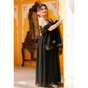 Vestido Negro con Rubíes Hecho a Mano, Corte en A, con Bordado Floral, Cintura Imperio, Talla XS, Hecho de Tela de Chifón - Product Image 1