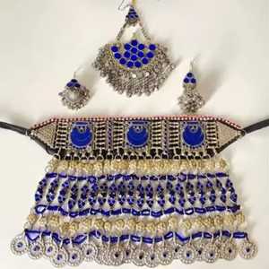Exquisito conjunto de joyería tradicional Kuchi con gargantilla con trabajo de espejo y pendientes grandes con piedras de cristal multicolor. - Product Image 2