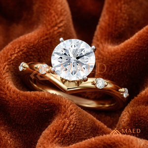 แหวนหมั้นทองคำ 14K ลายเชฟรอนประดับเพชรเม็ดเดี่ยวพร้อมดีเทลด้านข้าง – แหวนหมั้นทรงวิชโบน ทองคำเคลือบเงิน ทรงกลม ตัดแบบวีริง - Product Image 2